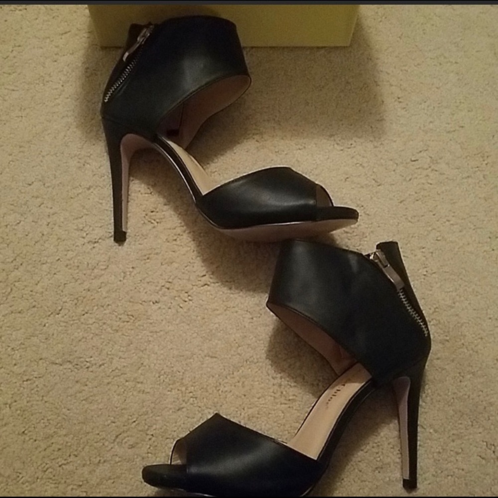 Chase & Chloe Black Pumps